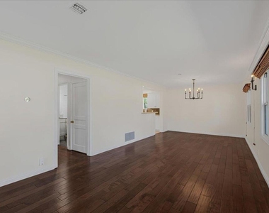 13902 Calvert Street - Photo Thumbnail 3