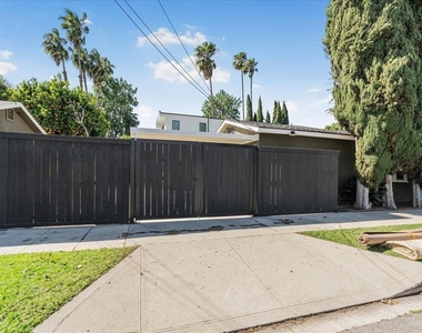 13902 Calvert Street - Photo Thumbnail 2