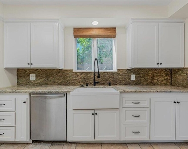 13902 Calvert Street - Photo Thumbnail 8