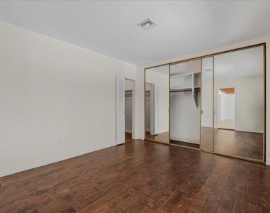 13902 Calvert Street - Photo Thumbnail 22