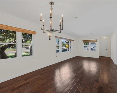 13902 Calvert Street - Photo Thumbnail 4