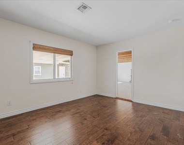 13902 Calvert Street - Photo Thumbnail 21