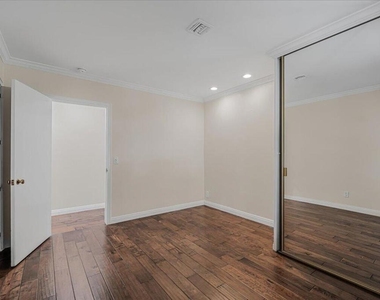 13902 Calvert Street - Photo Thumbnail 17