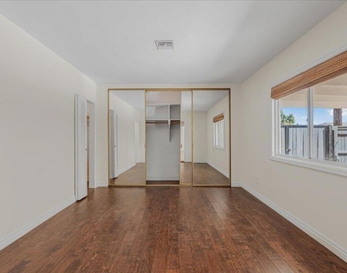 13902 Calvert Street - Photo Thumbnail 23