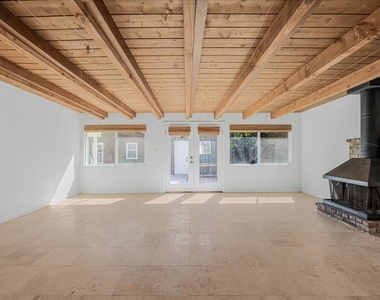 13902 Calvert Street - Photo Thumbnail 12