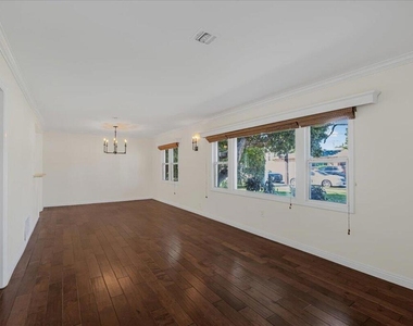 13902 Calvert Street - Photo Thumbnail 6