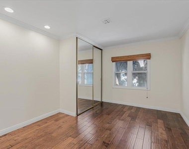 13902 Calvert Street - Photo Thumbnail 18