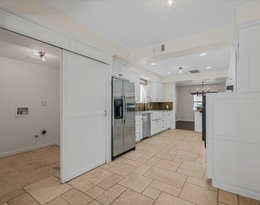 13902 Calvert Street - Photo Thumbnail 11