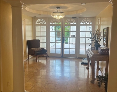 5625 Sumner Way - Photo Thumbnail 3
