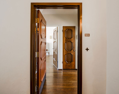 1302 Sweetzer Avenue - Photo Thumbnail 2