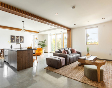 547 N Sweetzer Avenue - Photo Thumbnail 2