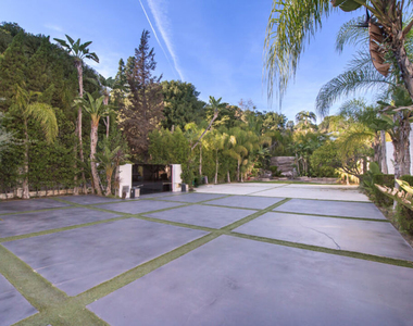 900 N Hillcrest Road - Photo Thumbnail 10