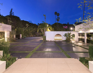 900 N Hillcrest Road - Photo Thumbnail 1
