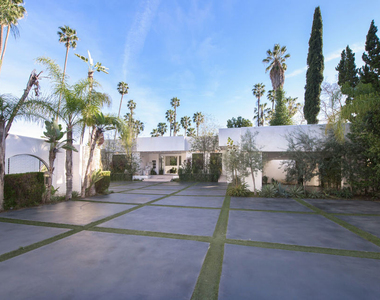 900 N Hillcrest Road - Photo Thumbnail 3