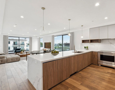 725 N Croft Avenue - Photo Thumbnail 2