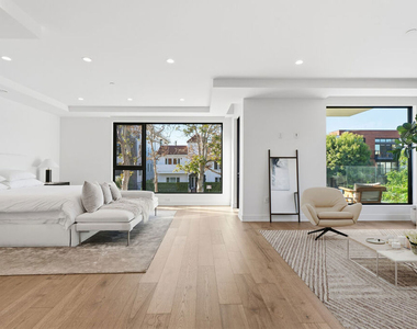 725 N Croft Avenue - Photo Thumbnail 3