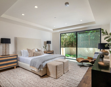 725 N Croft Avenue - Photo Thumbnail 7