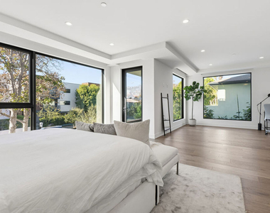725 N Croft Avenue - Photo Thumbnail 18
