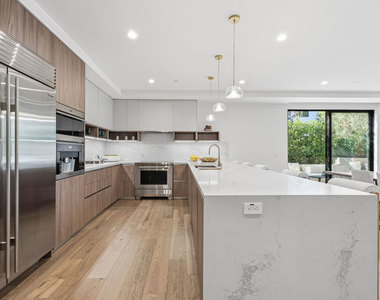 725 N Croft Avenue - Photo Thumbnail 17