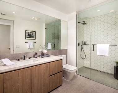 725 N Croft Avenue - Photo Thumbnail 5