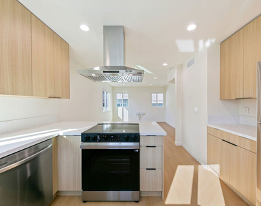 954 N San Vicente Boulevard - Photo Thumbnail 3