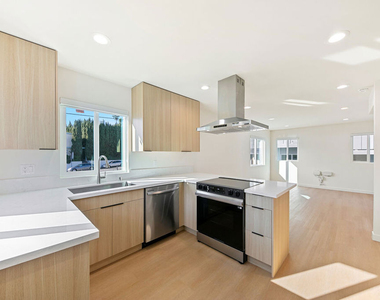954 N San Vicente Boulevard - Photo Thumbnail 2