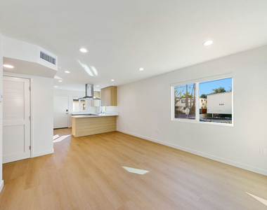 954 N San Vicente Boulevard - Photo Thumbnail 8