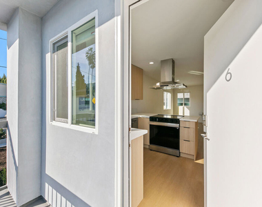 954 N San Vicente Boulevard - Photo Thumbnail 1