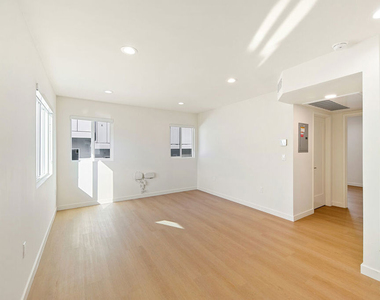 954 N San Vicente Boulevard - Photo Thumbnail 7