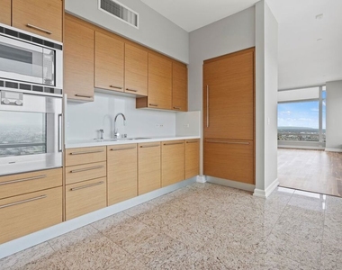 900 W Olympic Boulevard - Photo Thumbnail 10