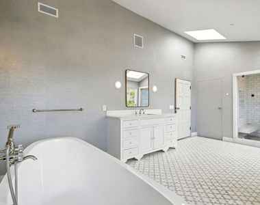 1675 Woods Drive - Photo Thumbnail 12