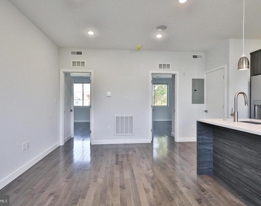 1939 N Darien Street - Photo Thumbnail 6