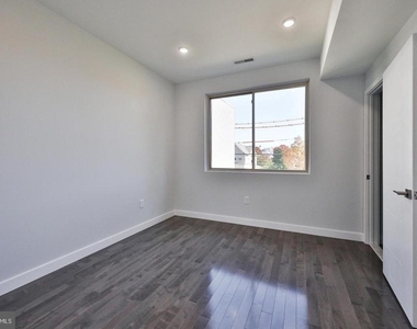 1939 N Darien Street - Photo Thumbnail 11