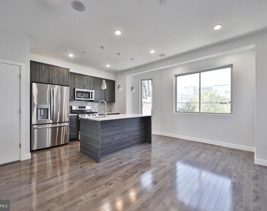 1939 N Darien Street - Photo Thumbnail 5
