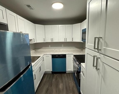 8 Russell Avenue - Photo Thumbnail 2
