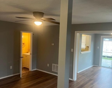 202 Jennifer Drive - Photo Thumbnail 2