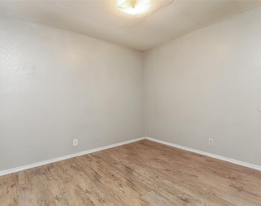 6801 Stonleigh Pl - Photo Thumbnail 12