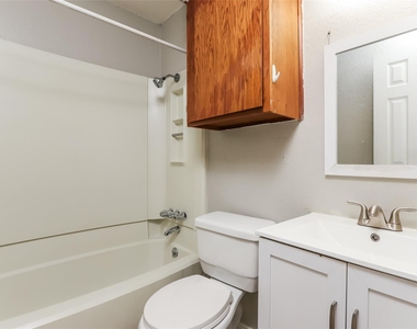 6801 Stonleigh Pl - Photo Thumbnail 13