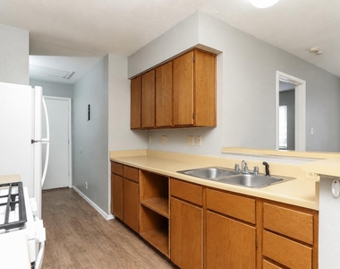 6801 Stonleigh Pl - Photo Thumbnail 5