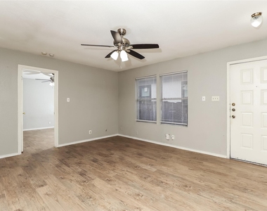 6801 Stonleigh Pl - Photo Thumbnail 3