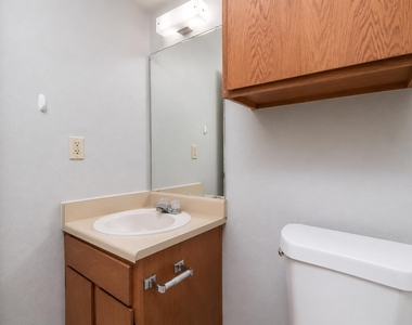 6801 Stonleigh Pl - Photo Thumbnail 8