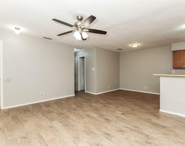 6801 Stonleigh Pl - Photo Thumbnail 4