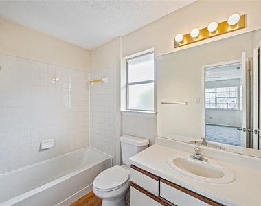 1015 E Yager Ln - Photo Thumbnail 11