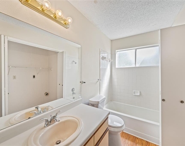 1015 E Yager Ln - Photo Thumbnail 7