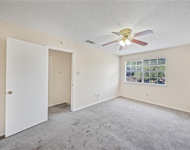 1015 E Yager Ln - Photo Thumbnail 10