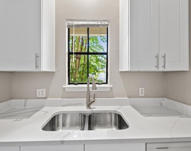 712 Graham Pl - Photo Thumbnail 7