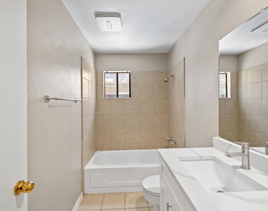 712 Graham Pl - Photo Thumbnail 12