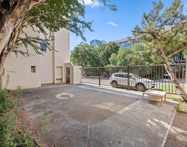 712 Graham Pl - Photo Thumbnail 2
