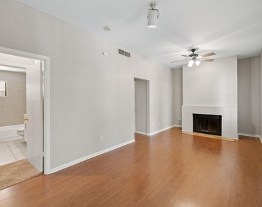 712 Graham Pl - Photo Thumbnail 3