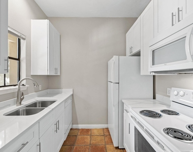 712 Graham Pl - Photo Thumbnail 6